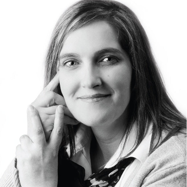 Retrato em preto e branco de Ana Faria, filha do fundador da Lustrarte e atual líder da Lustrarte, olhando para a câmara.