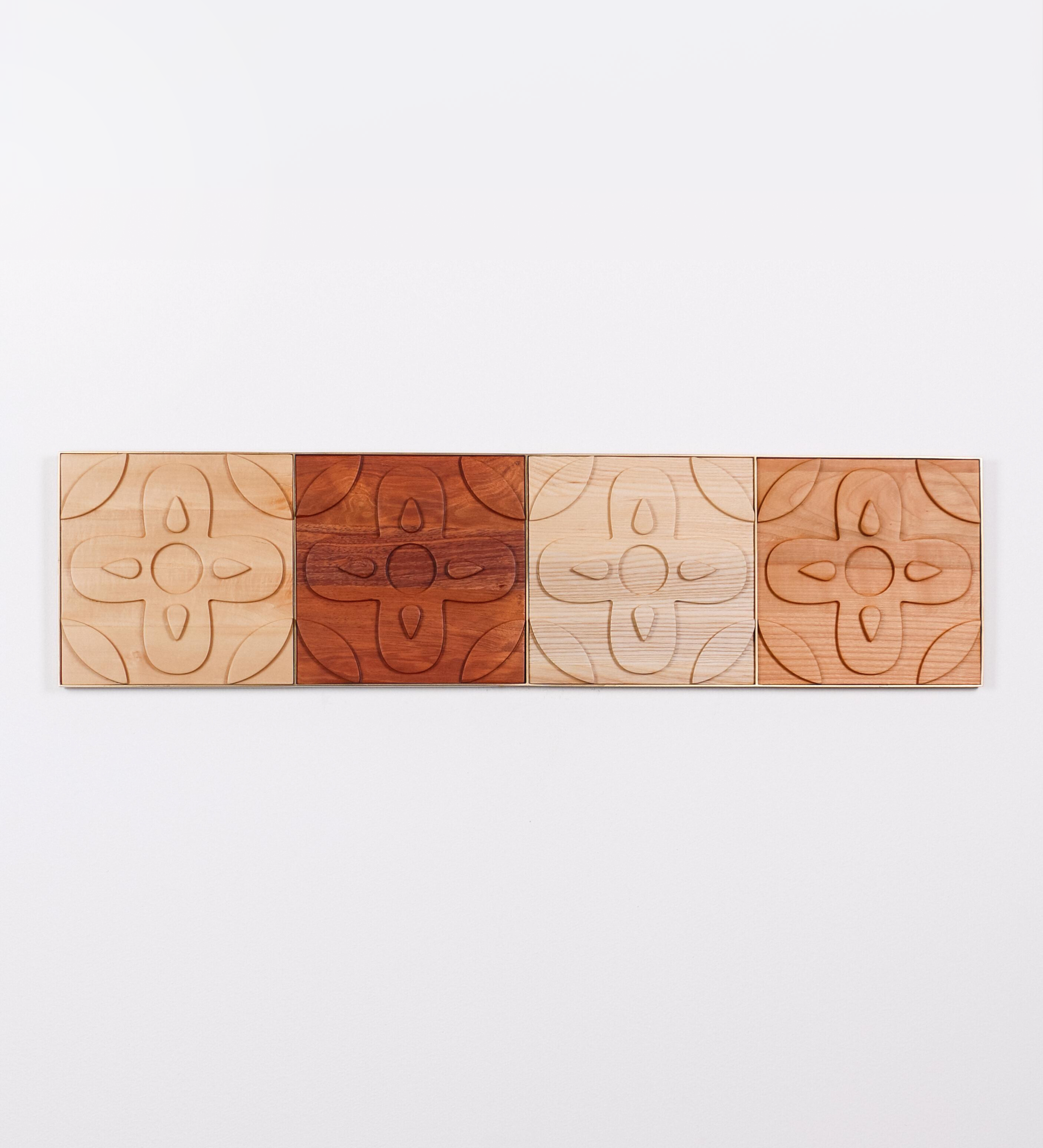 Painel Chacota 1x4 | Várias Madeiras e Latão Escovado