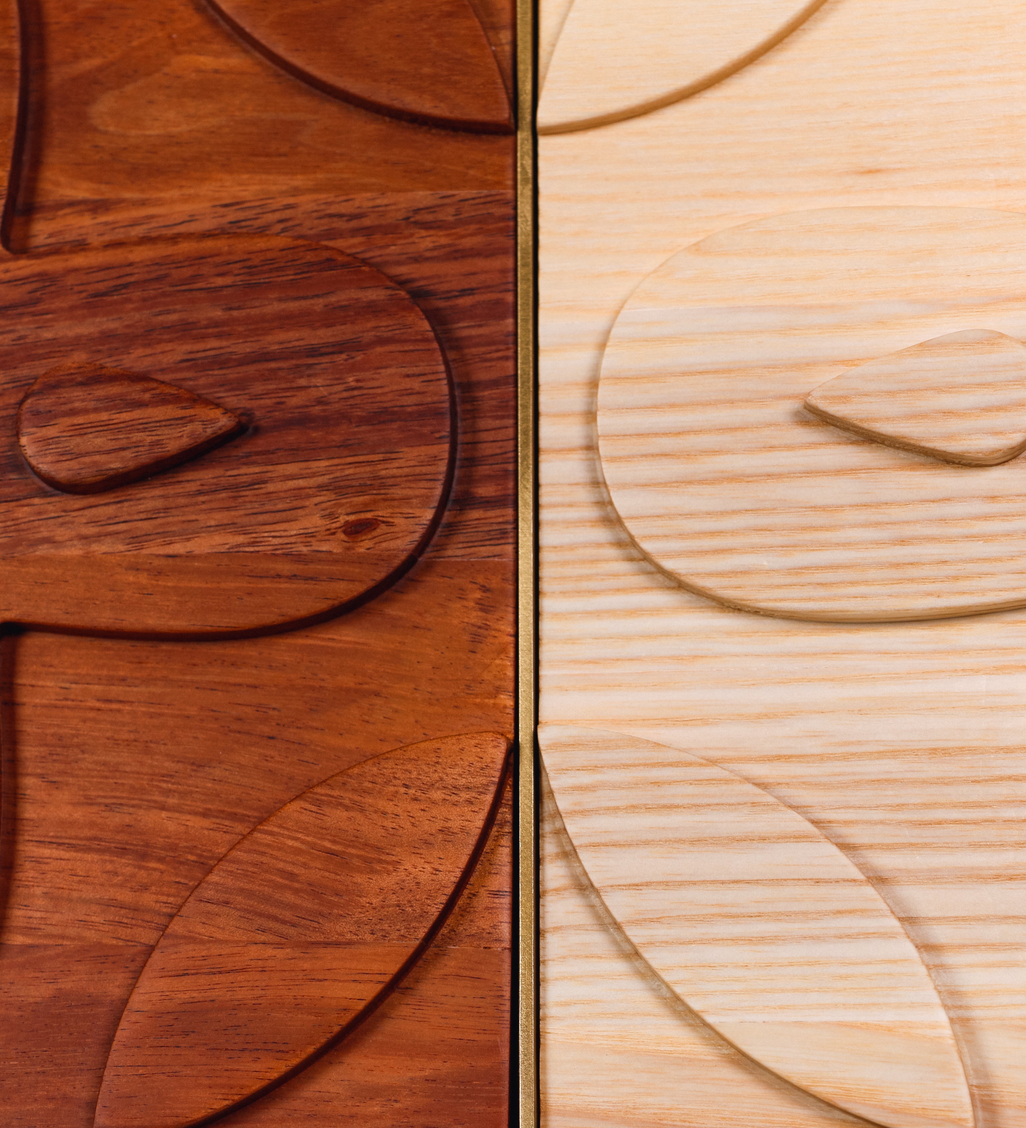 Painel Chacota 1x4 | Várias Madeiras e Latão Escovado