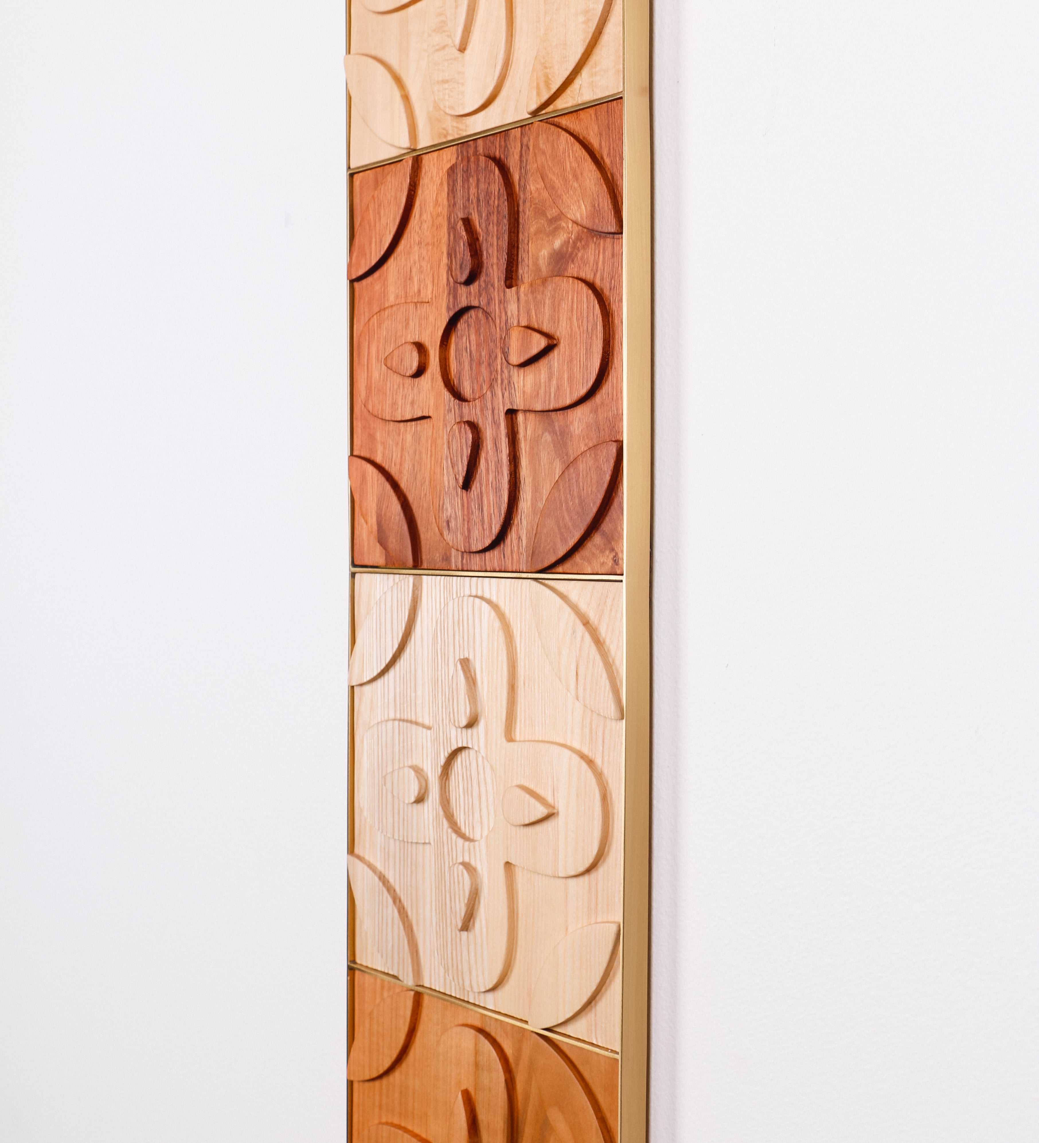 Painel Chacota 1x4 | Várias Madeiras e Latão Escovado