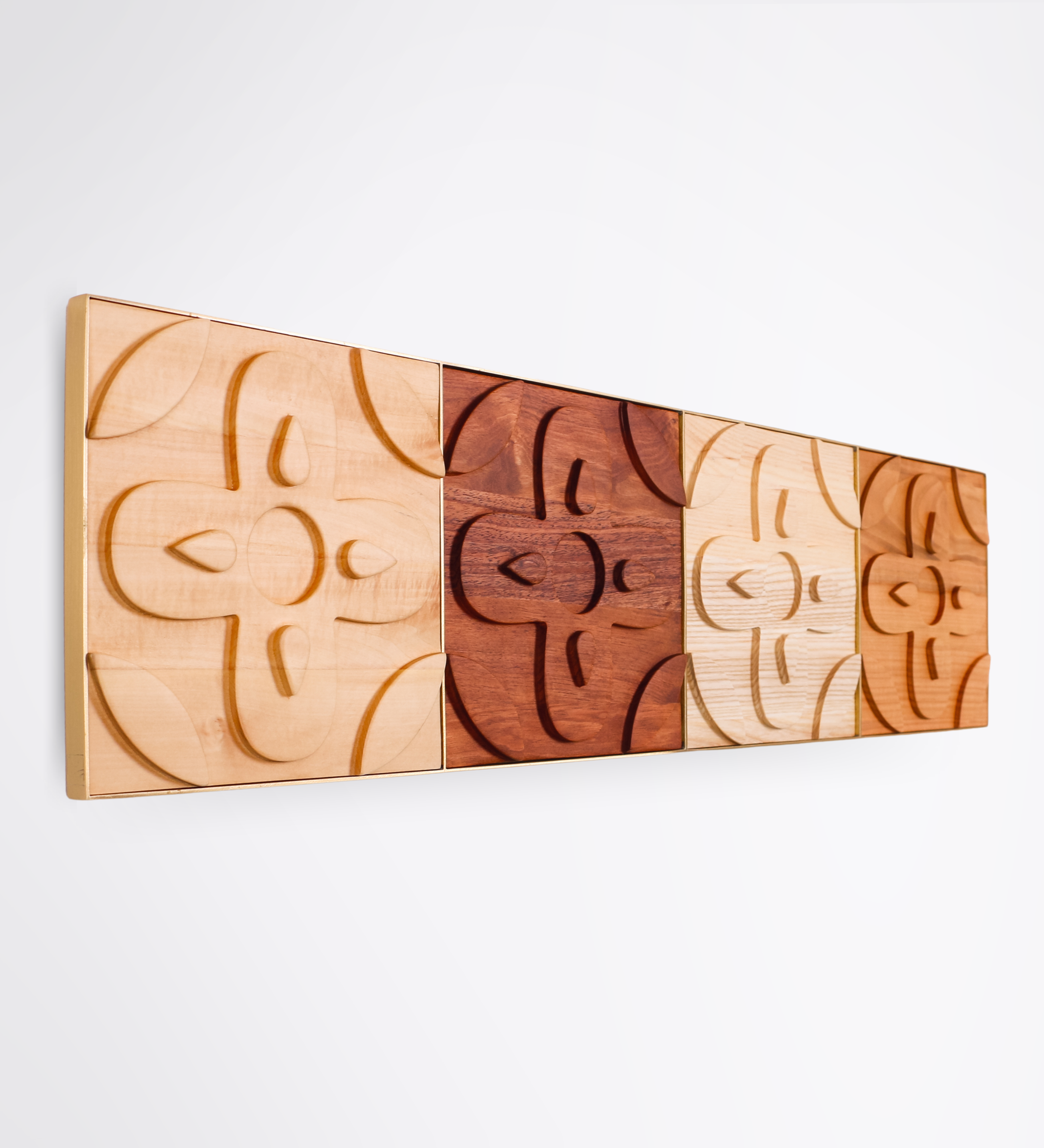 Painel Chacota 1x4 | Várias Madeiras e Latão Escovado