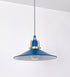 Suspensão de teto que combina um design clássico com cores modernas. A suspensão é fixa ao teto através de uma base circular azul vintage, de onde desce um cabo revestido têxtil com um padrão de linhas azuis e beges entrelaçadas, que sustenta o chapéu principal. O chapéu, azul vintage, tem um formato cónico invertido, com uma borda ligeiramente levantada. O interior do chapéu é branco. No topo do chapéu, há um suporte circular em latão escovado, com três pequenos braços que conecta o chapéu ao cabo.