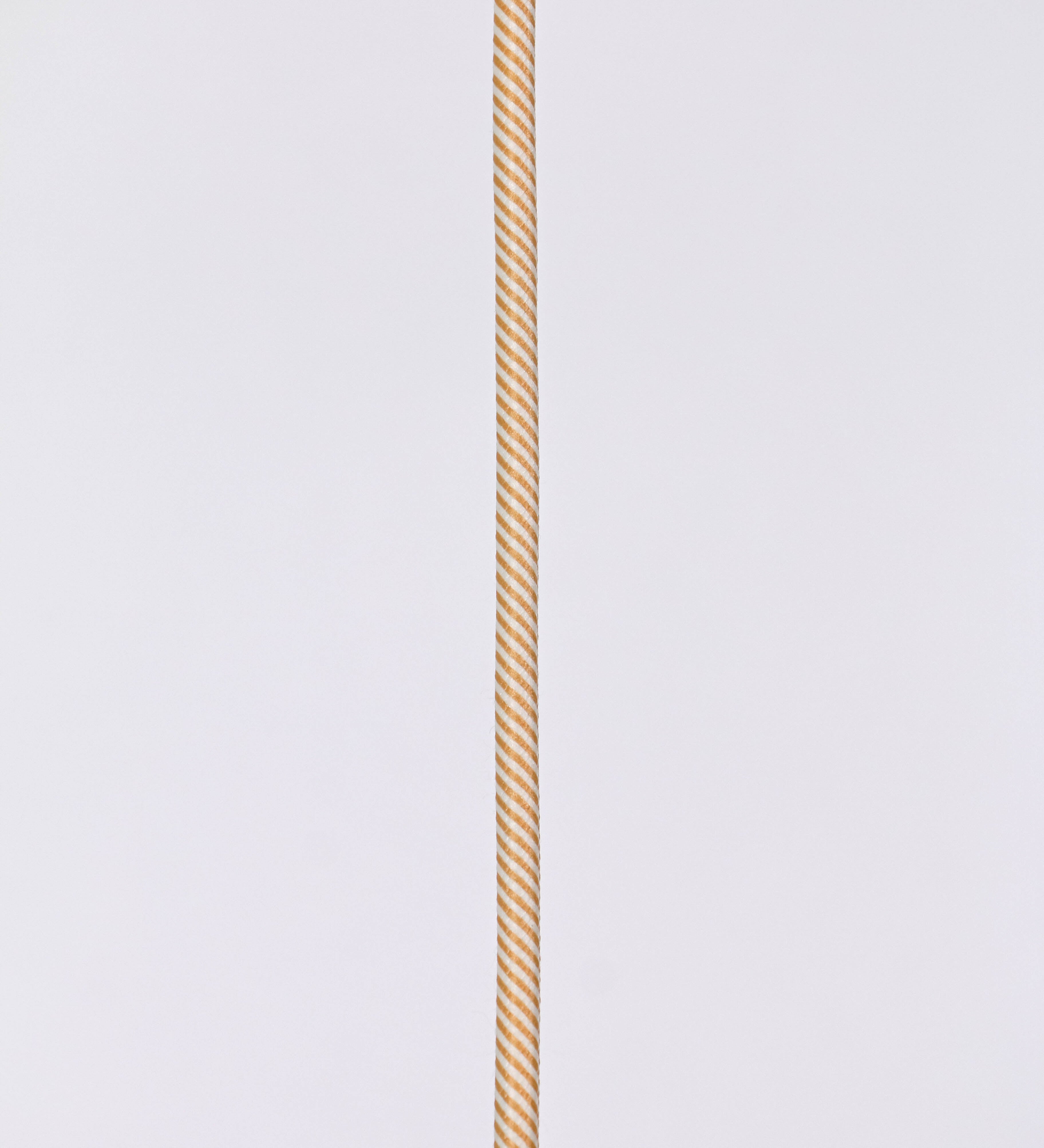 Suspensão de teto que combina um design clássico com um acabamento moderno e sofisticado. A suspensão, toda em latão escovado, é fixa ao teto através de uma base circular de onde desce um cabo revestido têxtil com um padrão trançado com linhas douradas e brancas, que sustenta o chapéu principal. O chapéu tem um formato cónico invertido, com uma borda ligeiramente levantada. No topo do chapéu, há um suporte circular com três pequenos braços que conecta o chapéu ao cabo.
