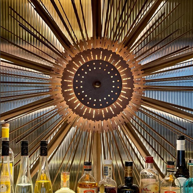 Candeeiro em latão feito por medida pela Lustrarte para o restaurante Vesper, em Paris, com design radial.