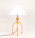 Candeeiro de mesa, de tom laranja-tangerina, com um design moderno e minimalista. O candeeiro tem o corpo com três pés curvados, terminando em pequenas esferas. A estrutura dos pés é interligada por uma peça central esférica. O cabo é revestido têxtil com um padrão de linhas coloridas, com interruptor e ficha transparentes. O abatjour é de forma cónica, em algodão, de tom bege claro com pequenas pintas escuras, semelhante à baunilha.