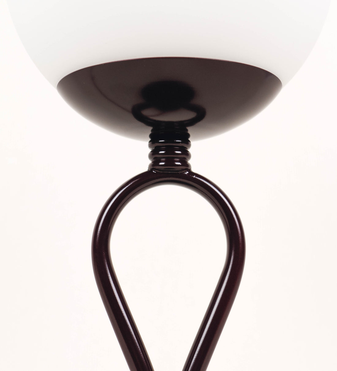 Candeeiro de mesa com um design clássico e sofisticado. O candeeiro possui uma base circular e robusta de tom vinho. A estrutura da base é complementada por um suporte em forma de nó, também de tom vinho, que se eleva graciosamente até ao suporte da luz. A luz é difundida através de uma esfera de vidro fosco branco, assente no corpo. O cabo é revestido têxtil de tom rosa velho, com interruptor e ficha transparentes.