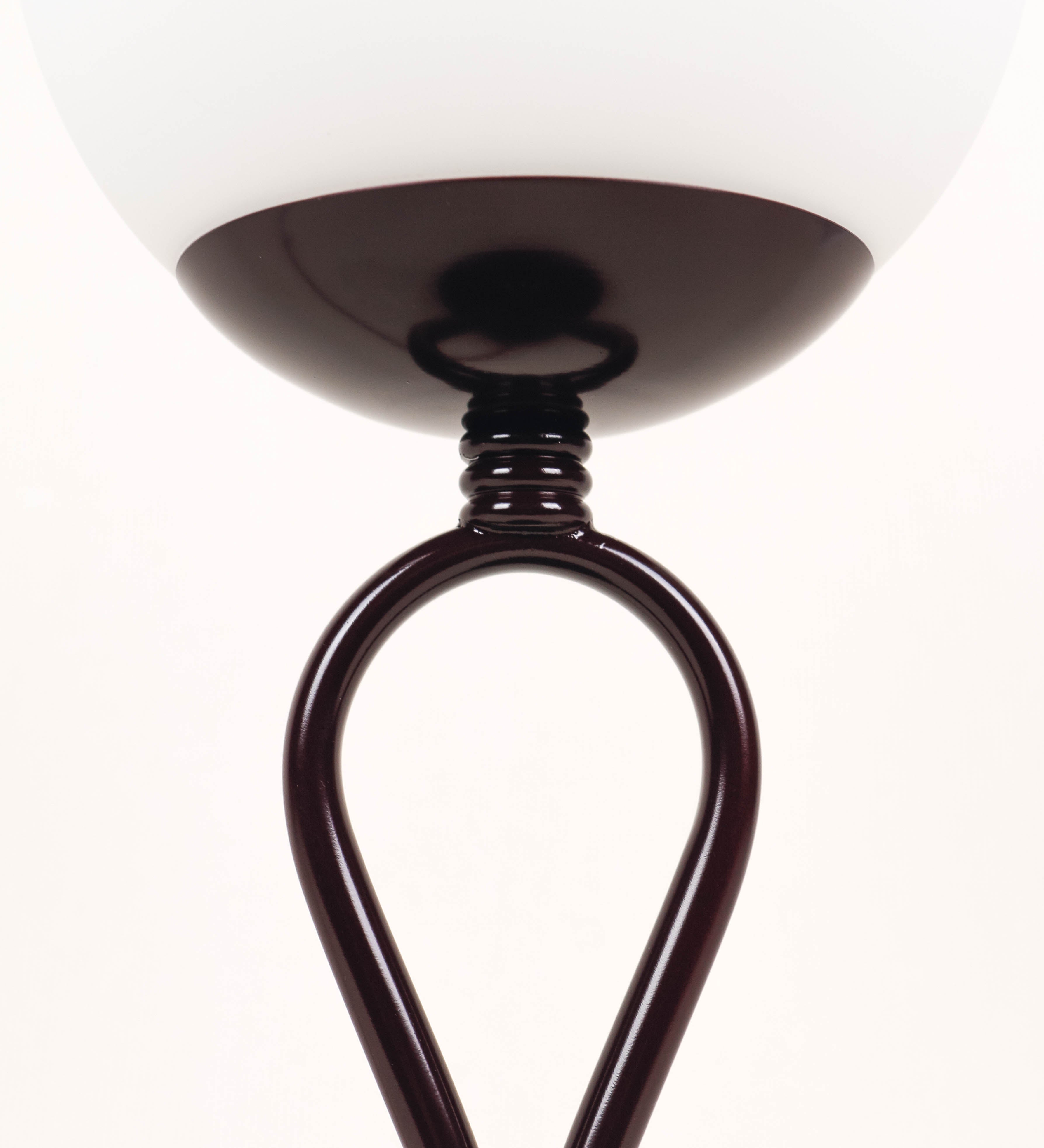 Candeeiro de mesa com um design clássico e sofisticado. O candeeiro possui uma base circular e robusta de tom vinho. A estrutura da base é complementada por um suporte em forma de nó, também de tom vinho, que se eleva graciosamente até ao suporte da luz. A luz é difundida através de uma esfera de vidro fosco branco, assente no corpo. O cabo é revestido têxtil de tom rosa velho, com interruptor e ficha transparentes.