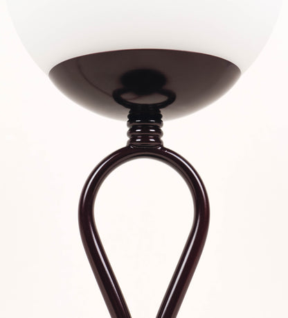 Candeeiro de mesa com um design clássico e sofisticado. O candeeiro possui uma base circular e robusta de tom vinho. A estrutura da base é complementada por um suporte em forma de nó, também de tom vinho, que se eleva graciosamente até ao suporte da luz. A luz é difundida através de uma esfera de vidro fosco branco, assente no corpo. O cabo é revestido têxtil de tom rosa velho, com interruptor e ficha transparentes.