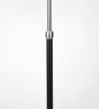 Candeeiro de pé com base circular em verde-azeitona. O corpo é fino e vertical, composto por uma haste verde-azeitona, e uma outra haste em níquel escovado, que permite ajustar a altura do candeeiro. A haste ajustável conecta a um braço horizontal, que sustenta o chapéu, e é manipulável. O chapéu é longo e arredondado, em verde-azeitona, e com uma pequena haste com uma esfera na ponta. O interior do chapéu é branco. O cabo é revestido têxtil em preto, com um interruptor de pé preto circular.