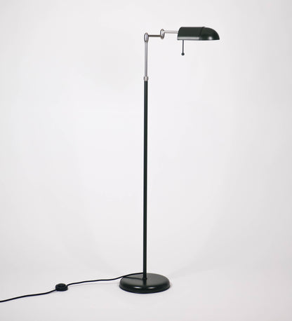 Candeeiro de pé com base circular em verde-azeitona. O corpo é fino e vertical, composto por uma haste verde-azeitona, e uma outra haste em níquel escovado, que permite ajustar a altura do candeeiro. A haste ajustável conecta a um braço horizontal, que sustenta o chapéu, e é manipulável. O chapéu é longo e arredondado, em verde-azeitona, e com uma pequena haste com uma esfera na ponta. O interior do chapéu é branco. O cabo é revestido têxtil em preto, com um interruptor de pé preto circular.