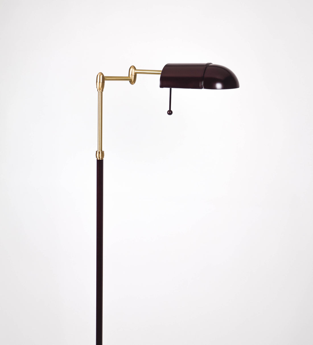 Candeeiro de pé com base circular em tom vinho. O corpo é fino e vertical, composto por uma haste tom vinho, e uma outra haste em latão escovado, que permite ajustar a altura do candeeiro. A haste ajustável conecta a um braço horizontal, que sustenta o chapéu, e é manipulável. O chapéu é longo e arredondado, em tom vinho, e com uma pequena haste com uma esfera na ponta. O interior do chapéu é branco. O cabo é revestido têxtil em preto, com um interruptor de pé preto circular.