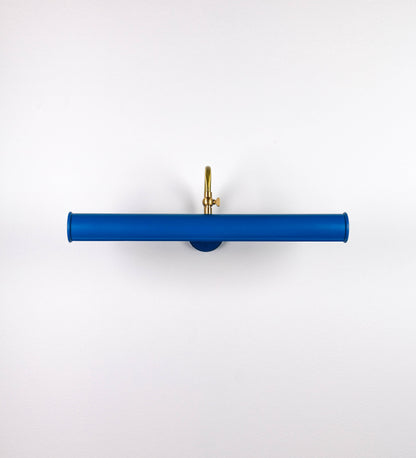 Aplique de parede que combina elementos clássicos com toques contemporâneos. O aplique é composto por uma base circular azul vintage de onde se estende um braço curvo e gracioso, em latão escovado, que suporta a barra principal. O braço contém um elemento, em latão escovado, que permite apertar ou desapertar a barra para melhor manipular a direção da luz. A barra de 45cm de largura, é cilíndrica e alongada, azul vintage. As extremidades do cilindro são planas e do mesmo diâmetro.