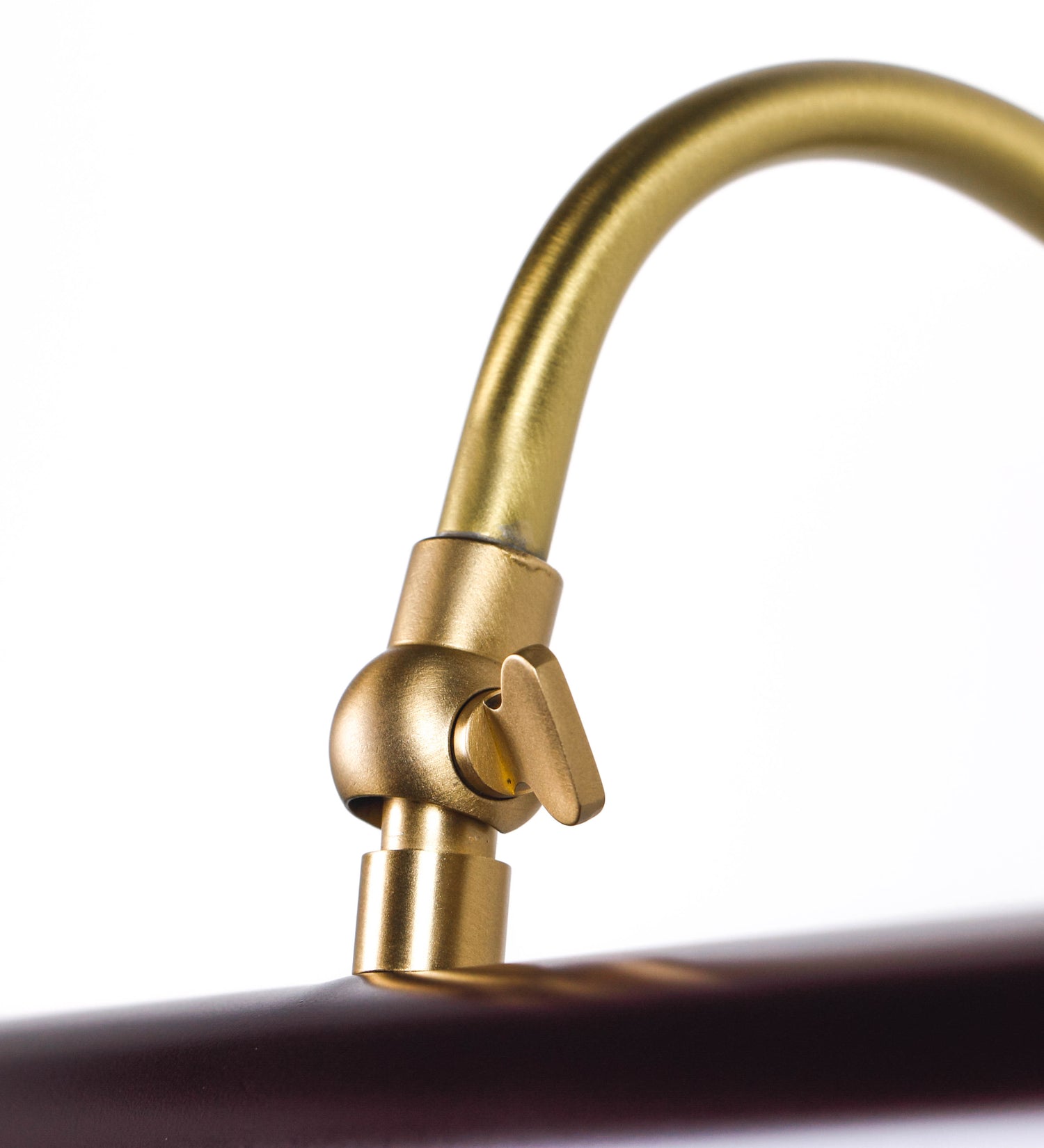 Aplique de parede que combina elementos clássicos com toques contemporâneos. O aplique é composto por uma base circular tom vinho, de onde se estende um braço curvo e gracioso, em latão escovado, que suporta a barra principal. O braço contém um elemento, em latão escovado, que permite apertar ou desapertar a barra para melhor manipular a direção da luz. A barra de 25cm de largura, é cilíndrica e alongada, tom vinho. As extremidades do cilindro são planas e do mesmo diâmetro.
