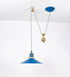 Suspensão de teto composta por uma base circular azul vintage de onde desce um cabo com padrão de linhas azuis e beges. O cabo passa por uma roldana em latão escovado fixa ao teto, e desce até ao chapéu. Entre a base e a roldana o cabo sustenta uma esfera em latão escovado, que atua como um contrapeso, para ajustar a altura. O chapéu, azul vintage, tem formato cónico invertido, uma borda ligeiramente levantada e interior branco. No topo do chapéu há um suporte em latão escovado que conecta o chapéu ao cabo.