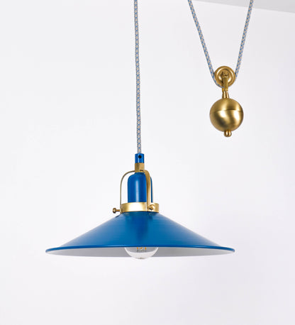 Suspensão de teto composta por uma base circular azul vintage de onde desce um cabo com padrão de linhas azuis e beges. O cabo passa por uma roldana em latão escovado fixa ao teto, e desce até ao chapéu. Entre a base e a roldana o cabo sustenta uma esfera em latão escovado, que atua como um contrapeso, para ajustar a altura. O chapéu, azul vintage, tem formato cónico invertido, uma borda ligeiramente levantada e interior branco. No topo do chapéu há um suporte em latão escovado que conecta o chapéu ao cabo.