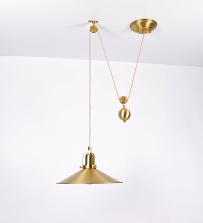 Suspensão de teto em latão escovado, composta por uma base circular, de onde desce um cabo revestido têxtil com um padrão com linhas douradas e brancas. O cabo passa por uma roldana fixa ao teto, e desce até ao chapéu. Entre a base e a roldana, o cabo sustenta uma esfera, que atua como um contrapeso, para ajustar a altura do candeeiro. O chapéu tem formato cónico invertido e uma borda ligeiramente levantada. No topo do chapéu, há um suporte circular com três pequenos braços que conecta o chapéu ao cabo.
