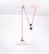 Suspensão de teto composta por uma base circular rosa clara, de onde desce um cabo revestido têxtil rosa velho. O cabo passa por uma roldana em níquel polido, fixa ao teto, e desce até ao chapéu. Entre a base e a roldana, o cabo sustenta uma esfera, em níquel polido, que atua como um contrapeso, para ajustar a altura. O chapéu, rosa claro, tem formato cónico invertido, uma borda ligeiramente levantada e interior branco. No topo do chapéu, há um suporte em níquel polido que conecta o chapéu ao cabo.