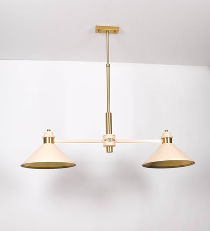 Suspensão de teto moderna e sofisticada. A suspensão é composta por uma base retangular em latão escovado, de onde desce um tubo cilíndrico até a estrutura principal e permite ajustar a altura da suspensão. A estrutura principal é composta por uma barra horizontal bege clara, que sustenta nas extremidades dois chapéus cónicos invertidos no mesmo tom, com interior em latão escovado. No centro da barra horizontal está uma pequena placa oval, em latão escovado, com o ano 1930 inscrito em relevo.