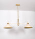 Suspensão de teto moderna e sofisticada. A suspensão é composta por uma base retangular em latão escovado, de onde desce um tubo cilíndrico até a estrutura principal e permite ajustar a altura da suspensão. A estrutura principal é composta por uma barra horizontal bege clara, que sustenta nas extremidades dois chapéus cónicos invertidos no mesmo tom, com interior em latão escovado. No centro da barra horizontal está uma pequena placa oval, em latão escovado, com o ano 1930 inscrito em relevo.