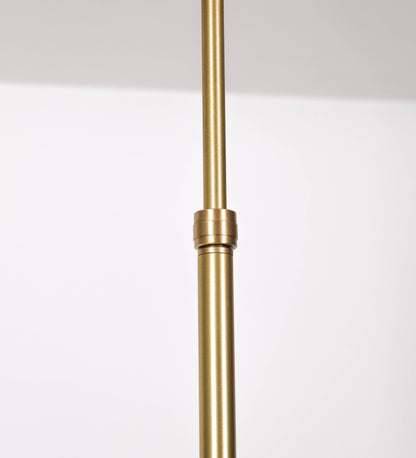 Suspensão de teto moderna e sofisticada. A suspensão é composta por uma base retangular em latão escovado, de onde desce um tubo cilíndrico até a estrutura principal e permite ajustar a altura da suspensão. A estrutura principal é composta por uma barra horizontal bege clara, que sustenta nas extremidades dois chapéus cónicos invertidos no mesmo tom, com interior em latão escovado. No centro da barra horizontal está uma pequena placa oval, em latão escovado, com o ano 1930 inscrito em relevo.