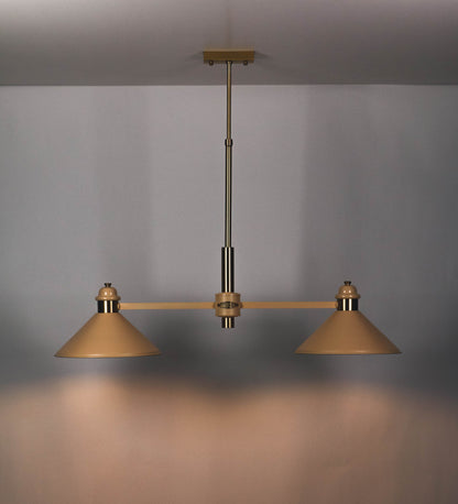 Suspensão de teto moderna e sofisticada. A suspensão é composta por uma base retangular em latão escovado, de onde desce um tubo cilíndrico até a estrutura principal e permite ajustar a altura da suspensão. A estrutura principal é composta por uma barra horizontal bege clara, que sustenta nas extremidades dois chapéus cónicos invertidos no mesmo tom, com interior em latão escovado. No centro da barra horizontal está uma pequena placa oval, em latão escovado, com o ano 1930 inscrito em relevo.