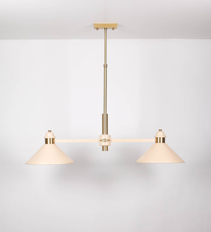Suspensão de teto moderna e sofisticada. A suspensão é composta por uma base retangular em latão escovado, de onde desce um tubo cilíndrico até a estrutura principal e permite ajustar a altura da suspensão. A estrutura principal é composta por uma barra horizontal bege clara, que sustenta nas extremidades dois chapéus cónicos invertidos no mesmo tom, com interior em latão escovado. No centro da barra horizontal está uma pequena placa oval, em latão escovado, com o ano 1930 inscrito em relevo.