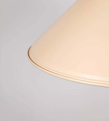 Suspensão de teto moderna e sofisticada. A suspensão é composta por uma base retangular em latão escovado, de onde desce um tubo cilíndrico até a estrutura principal e permite ajustar a altura da suspensão. A estrutura principal é composta por uma barra horizontal bege clara, que sustenta nas extremidades dois chapéus cónicos invertidos no mesmo tom, com interior em latão escovado. No centro da barra horizontal está uma pequena placa oval, em latão escovado, com o ano 1930 inscrito em relevo.