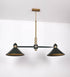 Suspensão de teto moderna e sofisticada. A suspensão é composta por uma base retangular em ouro velho, de onde desce um tubo cilíndrico até a estrutura principal e permite ajustar a altura da suspensão. A estrutura principal é composta por uma barra horizontal verde-azeitona, que sustenta nas extremidades dois chapéus cónicos invertidos no mesmo tom, com interior em ouro velho. No centro da barra horizontal está uma pequena placa oval, em ouro velho, com o ano 1930 inscrito em relevo.