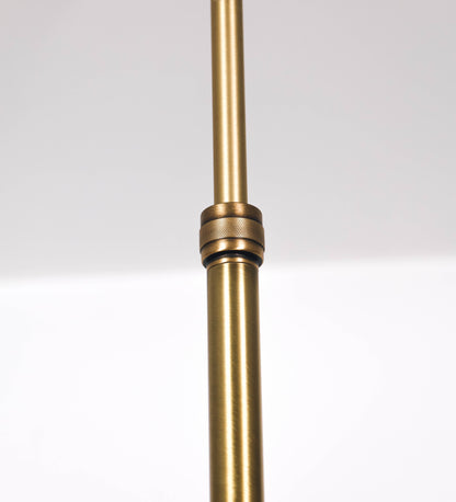 Suspensão de teto moderna e sofisticada. A suspensão é composta por uma base retangular em ouro velho, de onde desce um tubo cilíndrico até a estrutura principal e permite ajustar a altura da suspensão. A estrutura principal é composta por uma barra horizontal verde-azeitona, que sustenta nas extremidades dois chapéus cónicos invertidos no mesmo tom, com interior em ouro velho. No centro da barra horizontal está uma pequena placa oval, em ouro velho, com o ano 1930 inscrito em relevo.