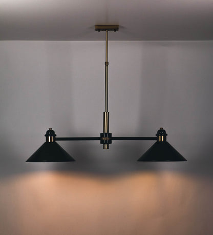 Suspensão de teto moderna e sofisticada. A suspensão é composta por uma base retangular em ouro velho, de onde desce um tubo cilíndrico até a estrutura principal e permite ajustar a altura da suspensão. A estrutura principal é composta por uma barra horizontal verde-azeitona, que sustenta nas extremidades dois chapéus cónicos invertidos no mesmo tom, com interior em ouro velho. No centro da barra horizontal está uma pequena placa oval, em ouro velho, com o ano 1930 inscrito em relevo.