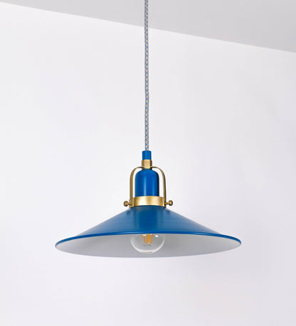Suspensão de teto que combina um design clássico com cores modernas. A suspensão é fixa ao teto através de uma base circular azul vintage, de onde desce um cabo revestido têxtil com um padrão de linhas azuis e beges entrelaçadas, que sustenta o chapéu principal. O chapéu, azul vintage, tem um formato cónico invertido, com uma borda ligeiramente levantada. O interior do chapéu é branco. No topo do chapéu, há um suporte circular em latão escovado, com três pequenos braços que conecta o chapéu ao cabo.