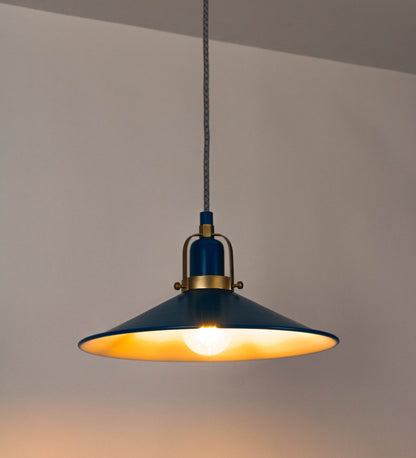 Suspensão de teto que combina um design clássico com cores modernas. A suspensão é fixa ao teto através de uma base circular azul vintage, de onde desce um cabo revestido têxtil com um padrão de linhas azuis e beges entrelaçadas, que sustenta o chapéu principal. O chapéu, azul vintage, tem um formato cónico invertido, com uma borda ligeiramente levantada. O interior do chapéu é branco. No topo do chapéu, há um suporte circular em latão escovado, com três pequenos braços que conecta o chapéu ao cabo.