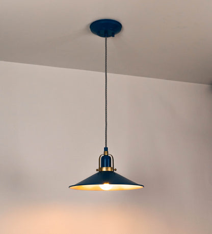 Suspensão de teto que combina um design clássico com cores modernas. A suspensão é fixa ao teto através de uma base circular azul vintage, de onde desce um cabo revestido têxtil com um padrão de linhas azuis e beges entrelaçadas, que sustenta o chapéu principal. O chapéu, azul vintage, tem um formato cónico invertido, com uma borda ligeiramente levantada. O interior do chapéu é branco. No topo do chapéu, há um suporte circular em latão escovado, com três pequenos braços que conecta o chapéu ao cabo.