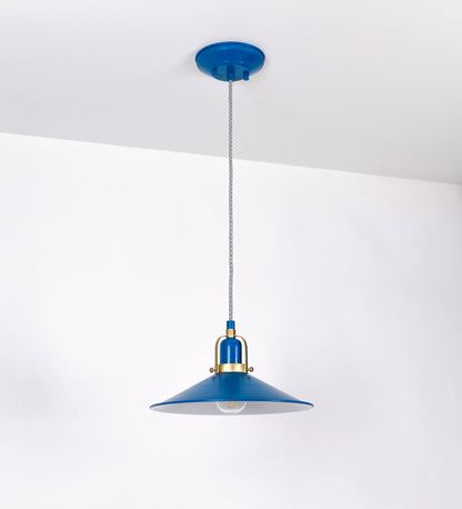 Suspensão de teto que combina um design clássico com cores modernas. A suspensão é fixa ao teto através de uma base circular azul vintage, de onde desce um cabo revestido têxtil com um padrão de linhas azuis e beges entrelaçadas, que sustenta o chapéu principal. O chapéu, azul vintage, tem um formato cónico invertido, com uma borda ligeiramente levantada. O interior do chapéu é branco. No topo do chapéu, há um suporte circular em latão escovado, com três pequenos braços que conecta o chapéu ao cabo.