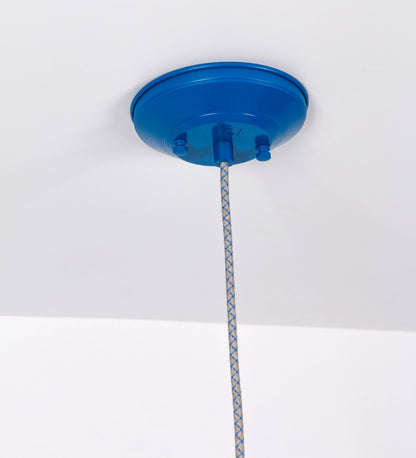 Suspensão de teto que combina um design clássico com cores modernas. A suspensão é fixa ao teto através de uma base circular azul vintage, de onde desce um cabo revestido têxtil com um padrão de linhas azuis e beges entrelaçadas, que sustenta o chapéu principal. O chapéu, azul vintage, tem um formato cónico invertido, com uma borda ligeiramente levantada. O interior do chapéu é branco. No topo do chapéu, há um suporte circular em latão escovado, com três pequenos braços que conecta o chapéu ao cabo.