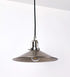 Suspensão de teto que combina um design clássico com um acabamento moderno e de estilo industrial. A suspensão, toda em níquel escovado, é fixa ao teto através de uma base circular de onde desce um cabo revestido têxtil preto, que sustenta o chapéu principal. O chapéu tem um formato cónico invertido, com uma borda ligeiramente levantada. No topo do chapéu, há um suporte circular com três pequenos braços que conecta o chapéu ao cabo.