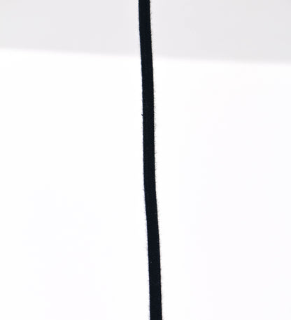 Suspensão de teto que combina um design clássico com um acabamento moderno e de estilo industrial. A suspensão, toda em níquel escovado, é fixa ao teto através de uma base circular de onde desce um cabo revestido têxtil preto, que sustenta o chapéu principal. O chapéu tem um formato cónico invertido, com uma borda ligeiramente levantada. No topo do chapéu, há um suporte circular com três pequenos braços que conecta o chapéu ao cabo.