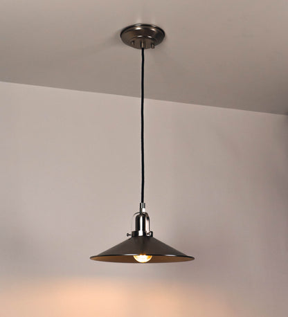 Suspensão de teto que combina um design clássico com um acabamento moderno e de estilo industrial. A suspensão, toda em níquel escovado, é fixa ao teto através de uma base circular de onde desce um cabo revestido têxtil preto, que sustenta o chapéu principal. O chapéu tem um formato cónico invertido, com uma borda ligeiramente levantada. No topo do chapéu, há um suporte circular com três pequenos braços que conecta o chapéu ao cabo.