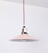 Suspensão de teto que combina um design clássico com cores modernas. A suspensão é fixa ao teto através de uma base circular rosa clara, de onde desce um cabo revestido têxtil rosa velho, que sustenta o chapéu principal. O chapéu, rosa claro, tem um formato cónico invertido, com uma borda ligeiramente levantada. O interior do chapéu é branco. No topo do chapéu, há um suporte circular em níquel polido, com três pequenos braços que conecta o chapéu ao cabo.