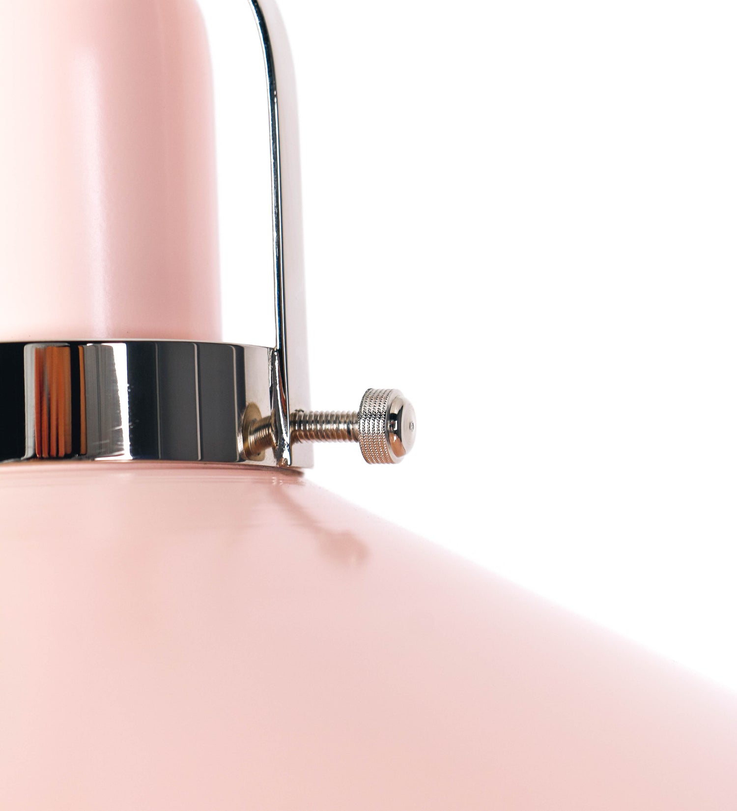 Suspensão de teto que combina um design clássico com cores modernas. A suspensão é fixa ao teto através de uma base circular rosa clara, de onde desce um cabo revestido têxtil rosa velho, que sustenta o chapéu principal. O chapéu, rosa claro, tem um formato cónico invertido, com uma borda ligeiramente levantada. O interior do chapéu é branco. No topo do chapéu, há um suporte circular em níquel polido, com três pequenos braços que conecta o chapéu ao cabo.