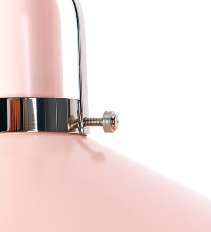 Suspensão de teto que combina um design clássico com cores modernas. A suspensão é fixa ao teto através de uma base circular rosa clara, de onde desce um cabo revestido têxtil rosa velho, que sustenta o chapéu principal. O chapéu, rosa claro, tem um formato cónico invertido, com uma borda ligeiramente levantada. O interior do chapéu é branco. No topo do chapéu, há um suporte circular em níquel polido, com três pequenos braços que conecta o chapéu ao cabo.