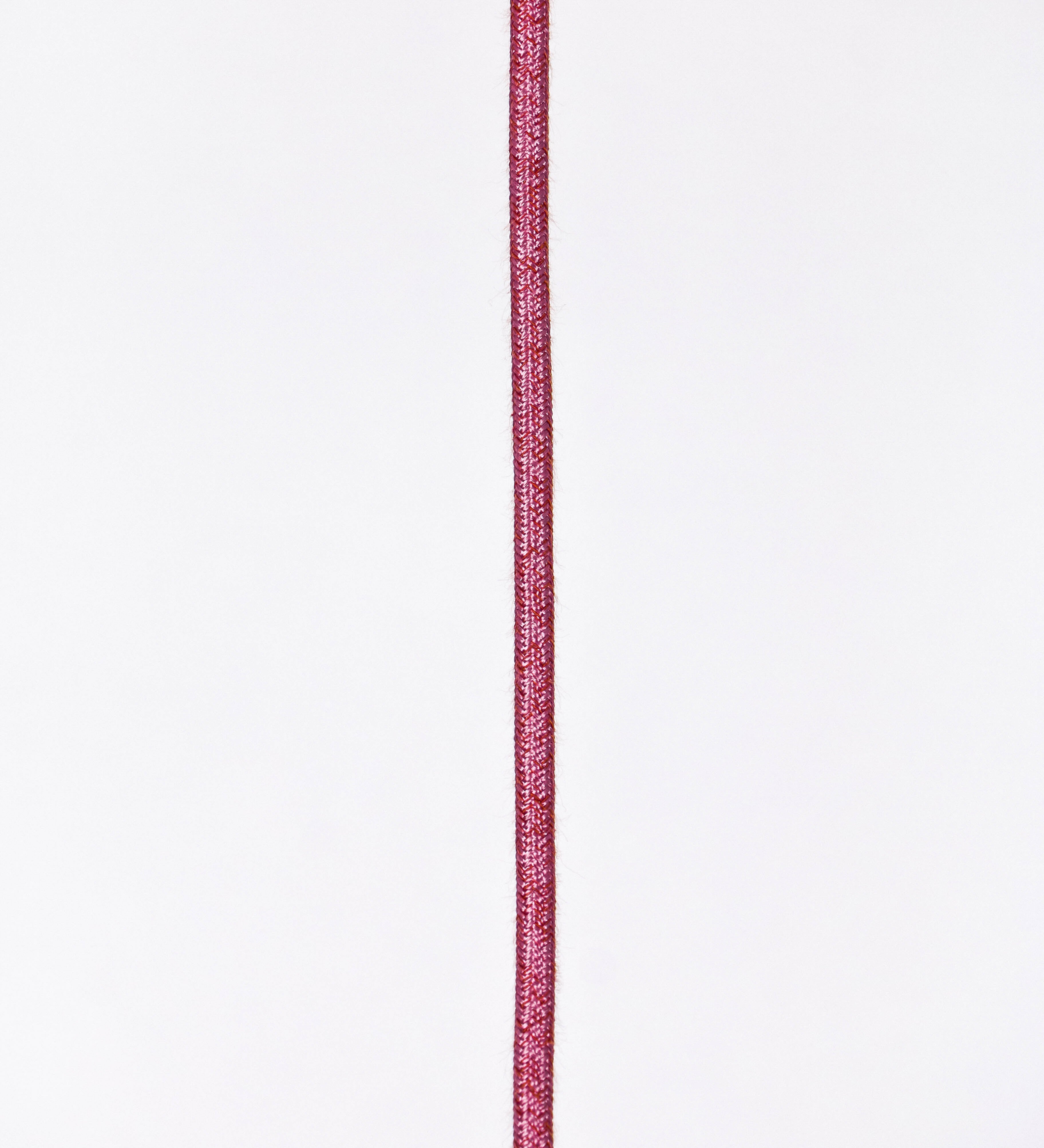 Suspensão de teto que combina um design clássico com cores modernas. A suspensão é fixa ao teto através de uma base circular rosa clara, de onde desce um cabo revestido têxtil rosa velho, que sustenta o chapéu principal. O chapéu, rosa claro, tem um formato cónico invertido, com uma borda ligeiramente levantada. O interior do chapéu é branco. No topo do chapéu, há um suporte circular em níquel polido, com três pequenos braços que conecta o chapéu ao cabo.