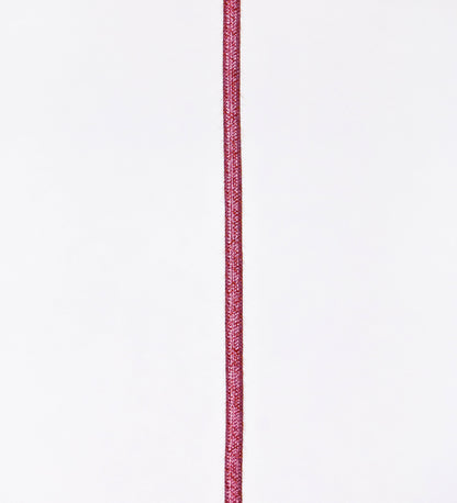 Suspensão de teto que combina um design clássico com cores modernas. A suspensão é fixa ao teto através de uma base circular rosa clara, de onde desce um cabo revestido têxtil rosa velho, que sustenta o chapéu principal. O chapéu, rosa claro, tem um formato cónico invertido, com uma borda ligeiramente levantada. O interior do chapéu é branco. No topo do chapéu, há um suporte circular em níquel polido, com três pequenos braços que conecta o chapéu ao cabo.