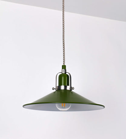 Suspensão de teto que combina um design clássico e cores modernas. A suspensão é fixa ao teto através de uma base circular verde couve-de-bruxelas, de onde desce um cabo revestido têxtil com um padrão de linhas castanhas e beges entrelaçadas, que sustenta o chapéu principal. O chapéu, verde, tem um formato cónico invertido, com uma borda ligeiramente levantada. O interior do chapéu é branco. No topo do chapéu, há um suporte circular em níquel escovado, com três pequenos braços que conecta o chapéu ao cabo.