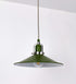 Suspensão de teto que combina um design clássico e cores modernas. A suspensão é fixa ao teto através de uma base circular verde couve-de-bruxelas, de onde desce um cabo revestido têxtil com um padrão de linhas castanhas e beges entrelaçadas, que sustenta o chapéu principal. O chapéu, verde, tem um formato cónico invertido, com uma borda ligeiramente levantada. O interior do chapéu é branco. No topo do chapéu, há um suporte circular em níquel escovado, com três pequenos braços que conecta o chapéu ao cabo.