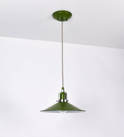 Suspensão de teto que combina um design clássico e cores modernas. A suspensão é fixa ao teto através de uma base circular verde couve-de-bruxelas, de onde desce um cabo revestido têxtil com um padrão de linhas castanhas e beges entrelaçadas, que sustenta o chapéu principal. O chapéu, verde, tem um formato cónico invertido, com uma borda ligeiramente levantada. O interior do chapéu é branco. No topo do chapéu, há um suporte circular em níquel escovado, com três pequenos braços que conecta o chapéu ao cabo.